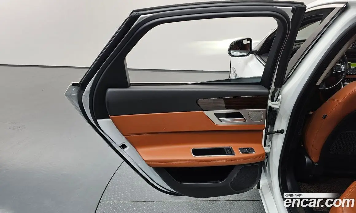 Jaguar XF 2018 2.0 автомат (гидро), фото 15 Jaguar XF 2018 2.0 автомат (гидро), фото 15