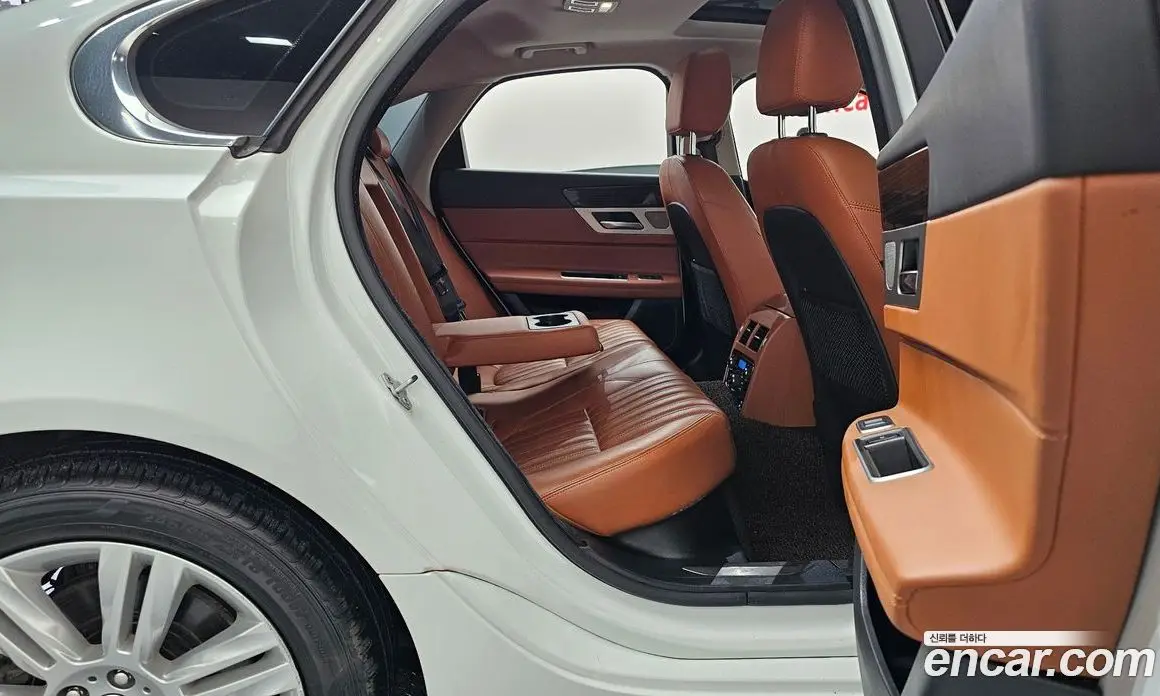 Jaguar XF 2018 2.0 автомат (гидро), фото 17 Jaguar XF 2018 2.0 автомат (гидро), фото 17