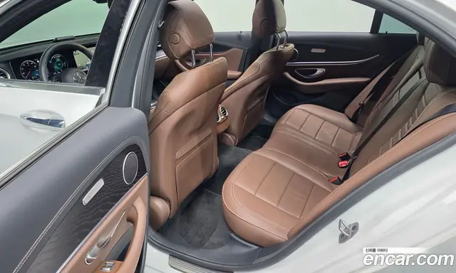 Mercedes-Benz E-Class 2023 2.0 автомат (гидро), миниатюра 12