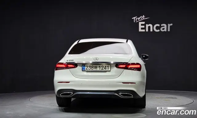 Mercedes-Benz E-Class 2023 2.0 автомат (гидро), миниатюра 4