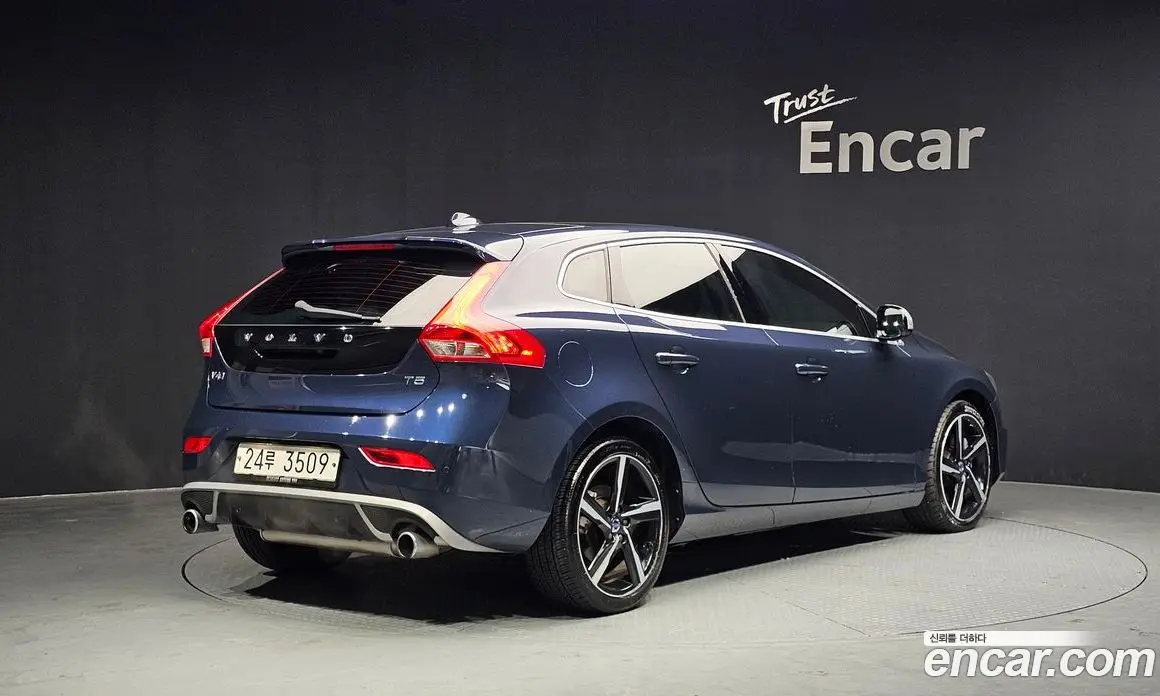 Volvo V40 2015 2.0 автомат (гидро), фото 2 Volvo V40 2015 2.0 автомат (гидро), фото 2