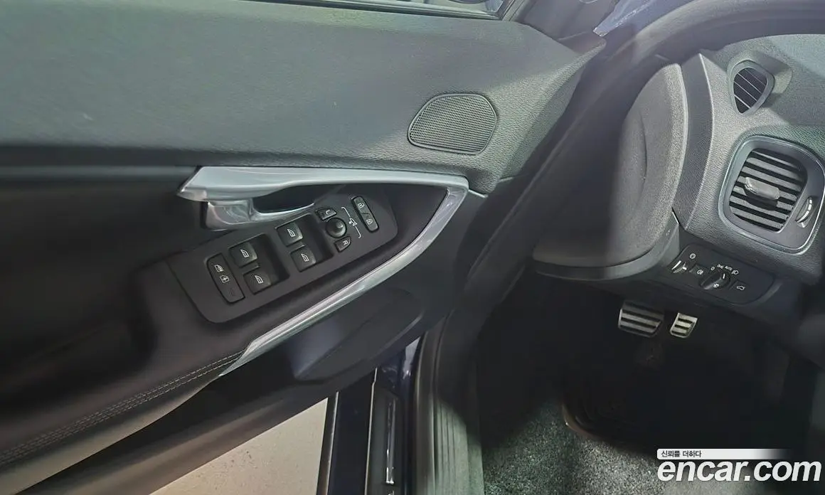 Volvo V40 2015 2.0 автомат (гидро), фото 13 Volvo V40 2015 2.0 автомат (гидро), фото 13
