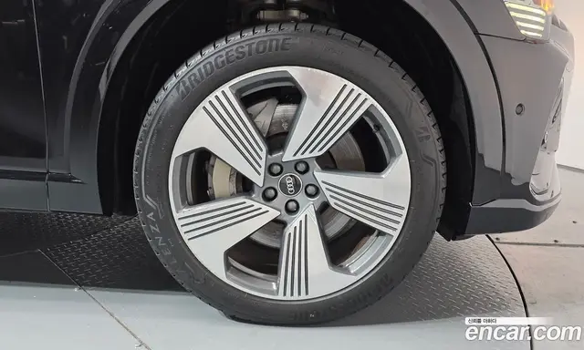 Audi e-tron 2023 0.2 автомат (гидро), миниатюра 6 Audi e-tron 2023 0.2 автомат (гидро), миниатюра 6