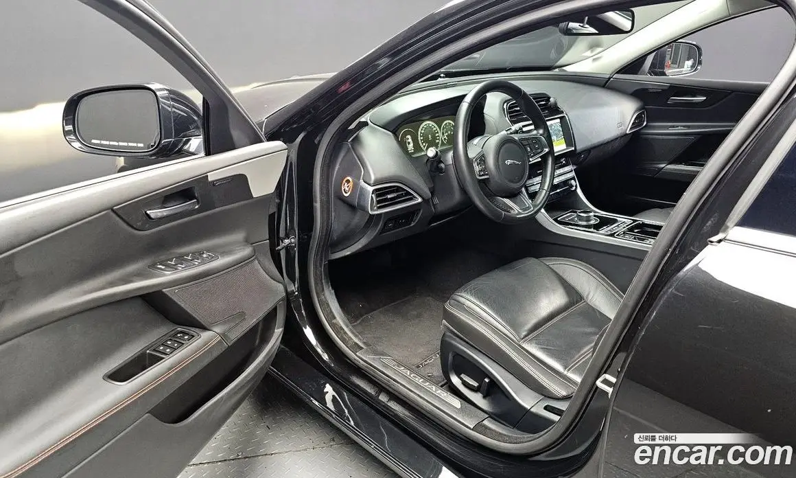Jaguar XE 2018 2.0 автомат (гидро), фото 11 Jaguar XE 2018 2.0 автомат (гидро), фото 11