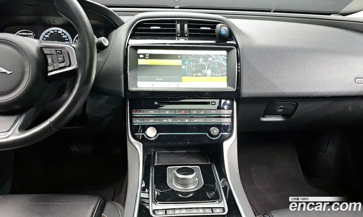 Jaguar XE 2018 2.0 автомат (гидро), фото 14 Jaguar XE 2018 2.0 автомат (гидро), фото 14