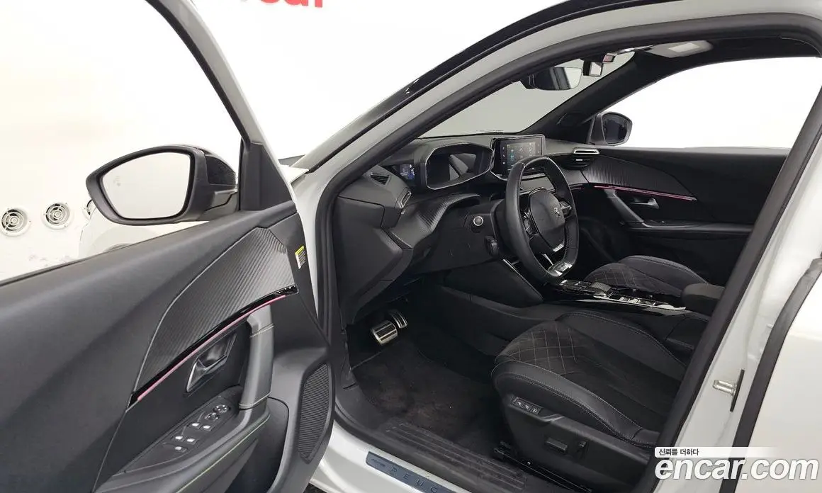 Peugeot 2008 2023 0.1 автомат (гидро), фото 12 Peugeot 2008 2023 0.1 автомат (гидро), фото 12