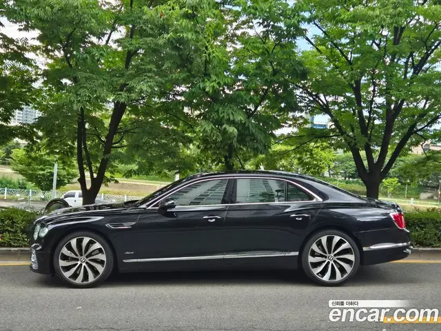Bentley Flying Spur 2023 4.0 автомат (гидро), миниатюра 3