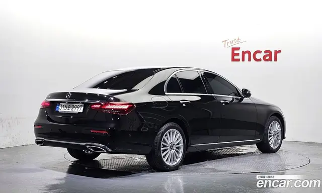 Mercedes-Benz E-Class 2022 2.0 автомат (гидро), миниатюра 2