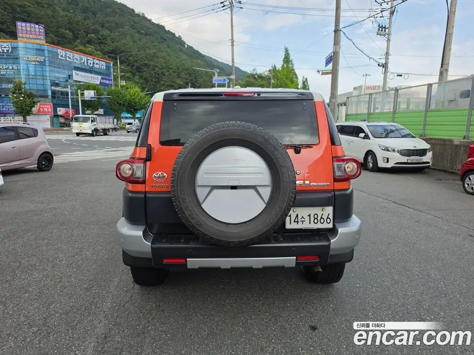 Toyota FJ Cruiser 2014 4.0 автомат (гидро), фото 5 Toyota FJ Cruiser 2014 4.0 автомат (гидро), фото 5