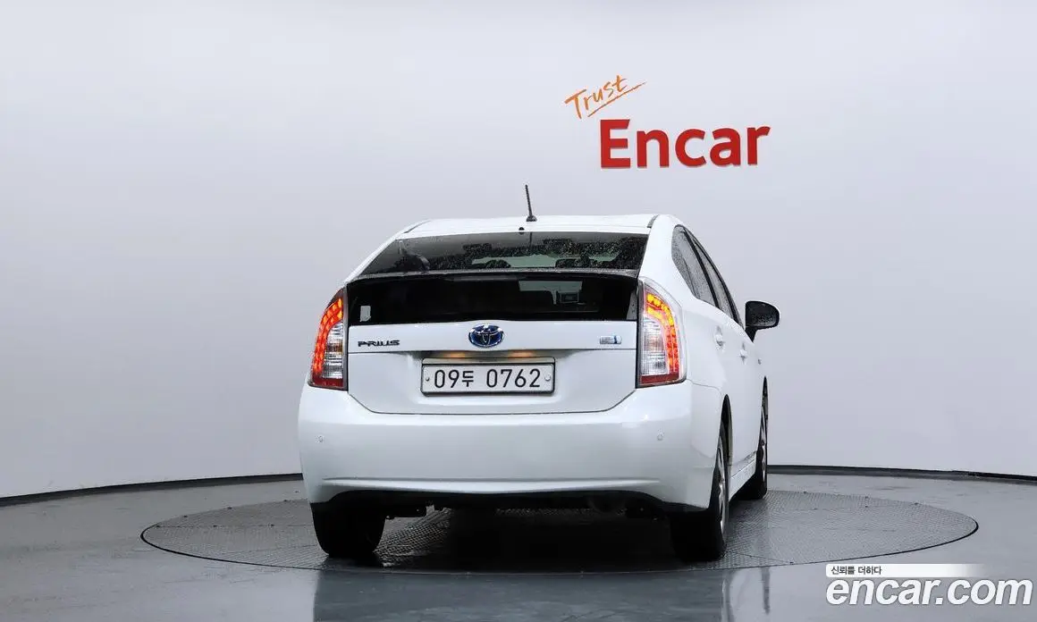 Toyota Prius 2015 1.8 автомат (гидро), фото 4 Toyota Prius 2015 1.8 автомат (гидро), фото 4
