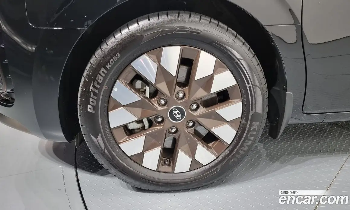 Hyundai Staria 2023 2.2 автомат (гидро), фото 5