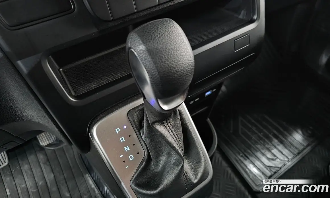 Hyundai Staria 2023 2.2 автомат (гидро), фото 12