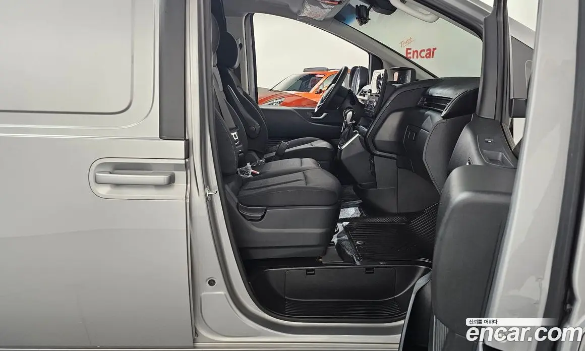 Hyundai Staria 2023 2.2 автомат (гидро), фото 16