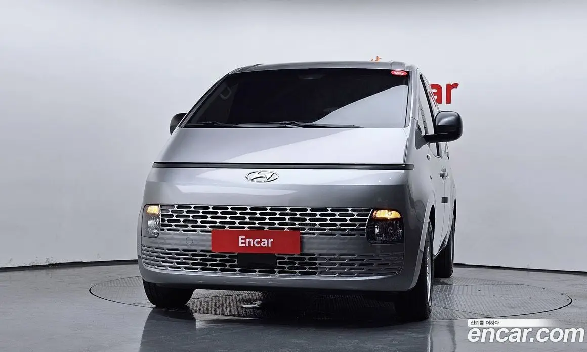 Hyundai Staria 2023 2.2 автомат (гидро), фото 3