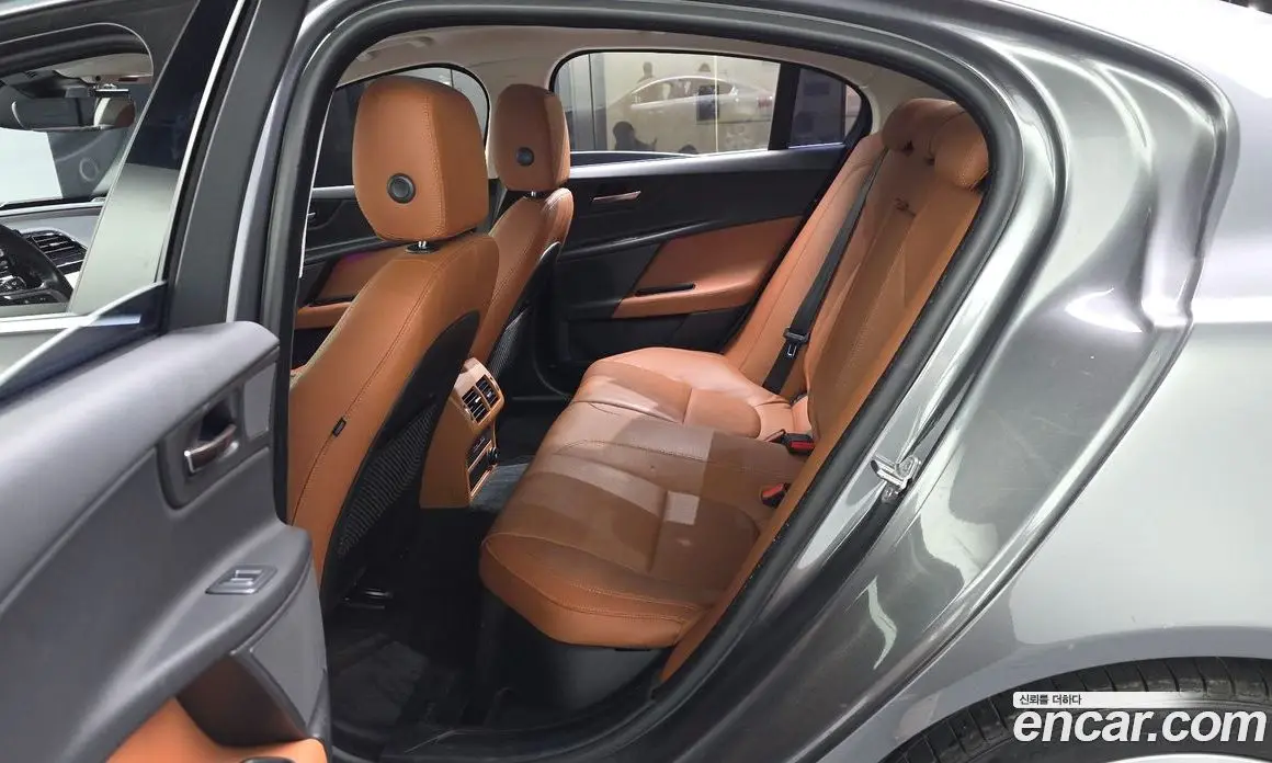 Jaguar XE 2019 2.0 автомат (гидро), фото 15 Jaguar XE 2019 2.0 автомат (гидро), фото 15