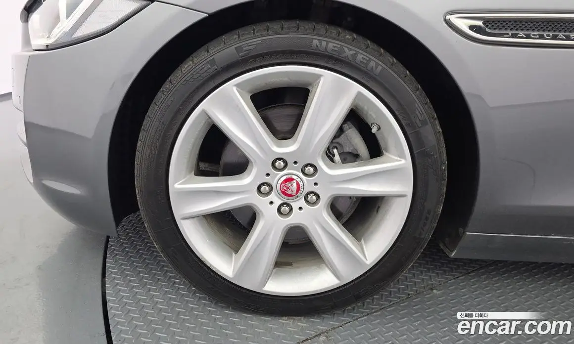 Jaguar XE 2019 2.0 автомат (гидро), фото 4 Jaguar XE 2019 2.0 автомат (гидро), фото 4