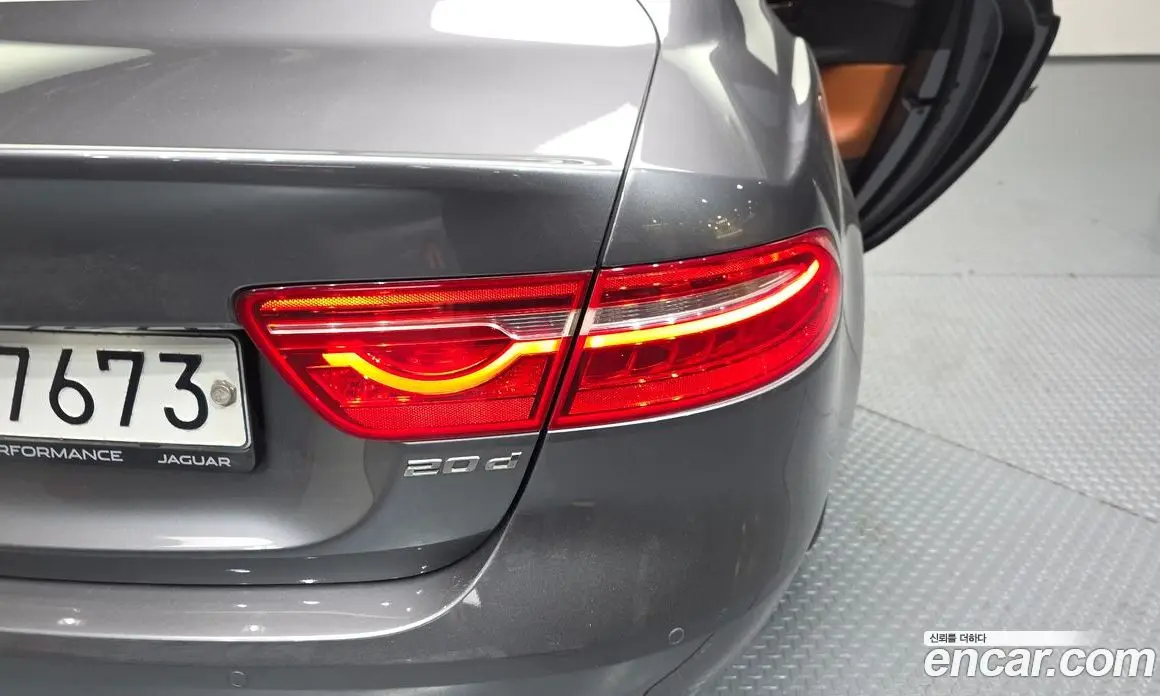 Jaguar XE 2019 2.0 автомат (гидро), фото 8 Jaguar XE 2019 2.0 автомат (гидро), фото 8