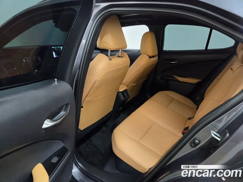 Lexus UX 2023 2.0 автомат (гидро), фото 18 Lexus UX 2023 2.0 автомат (гидро), фото 18