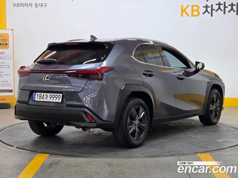 Lexus UX 2023 2.0 автомат (гидро), фото 3 Lexus UX 2023 2.0 автомат (гидро), фото 3