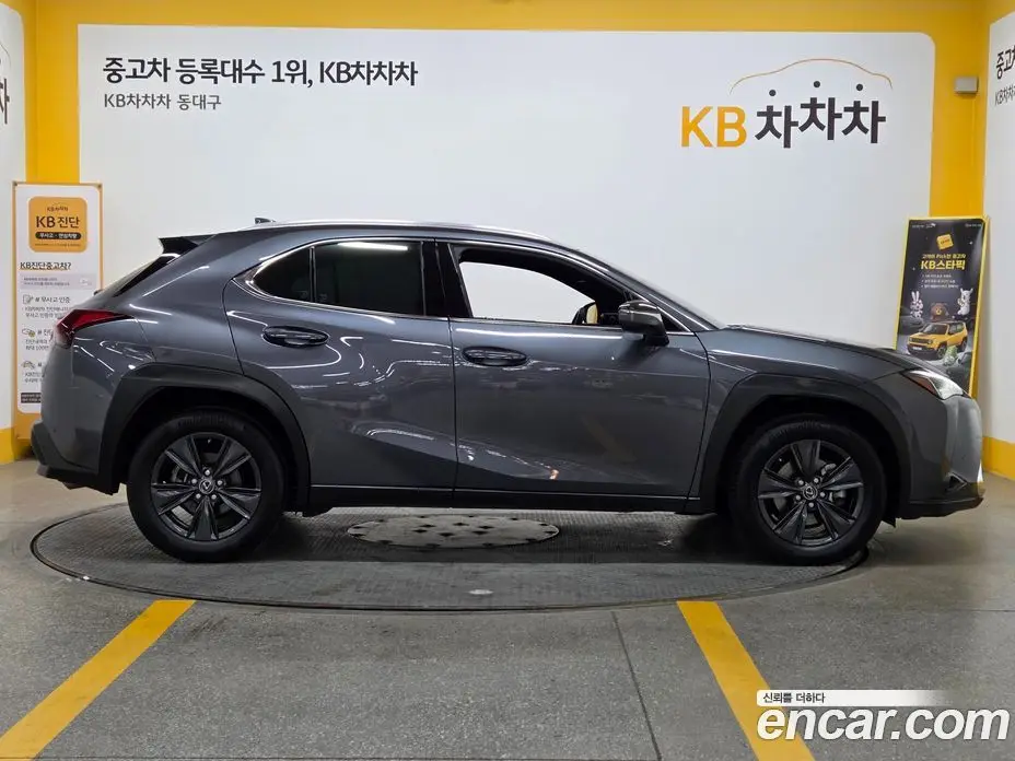 Lexus UX 2023 2.0 автомат (гидро), фото 4 Lexus UX 2023 2.0 автомат (гидро), фото 4