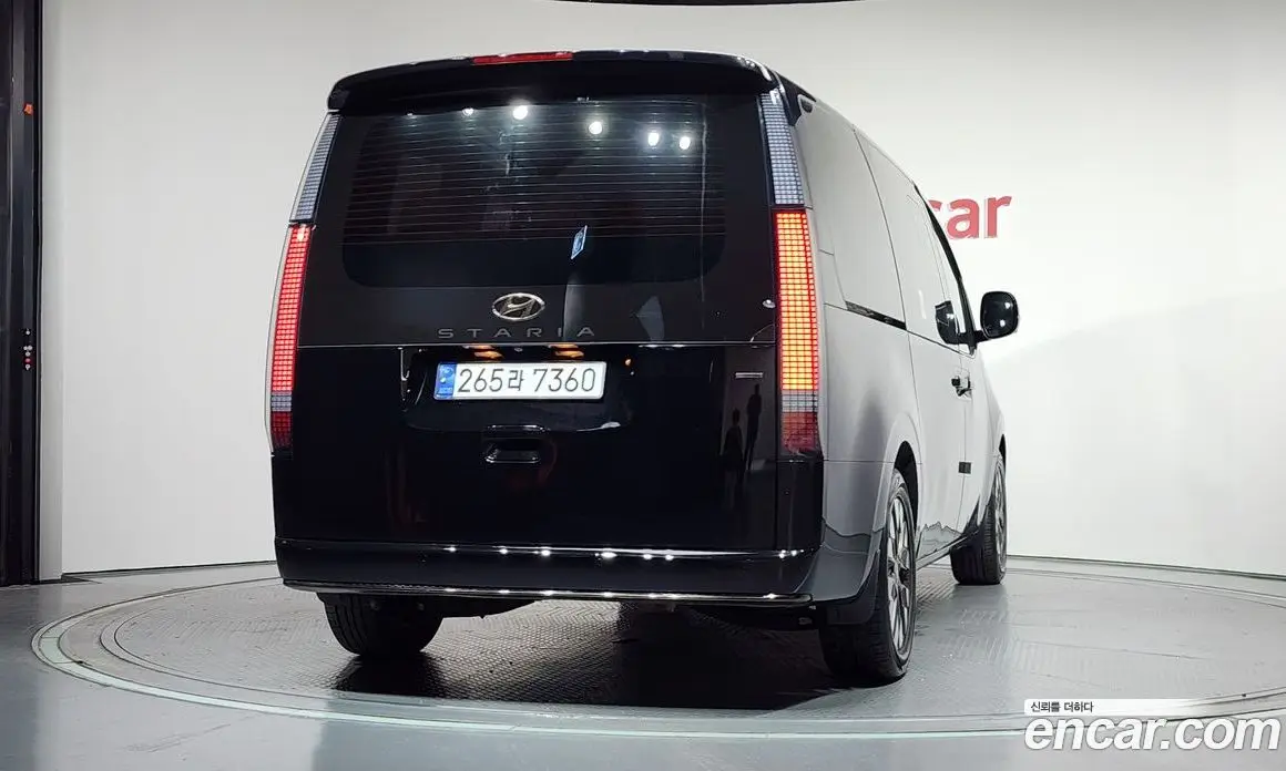Hyundai Staria 2023 2.2 автомат (гидро), фото 3