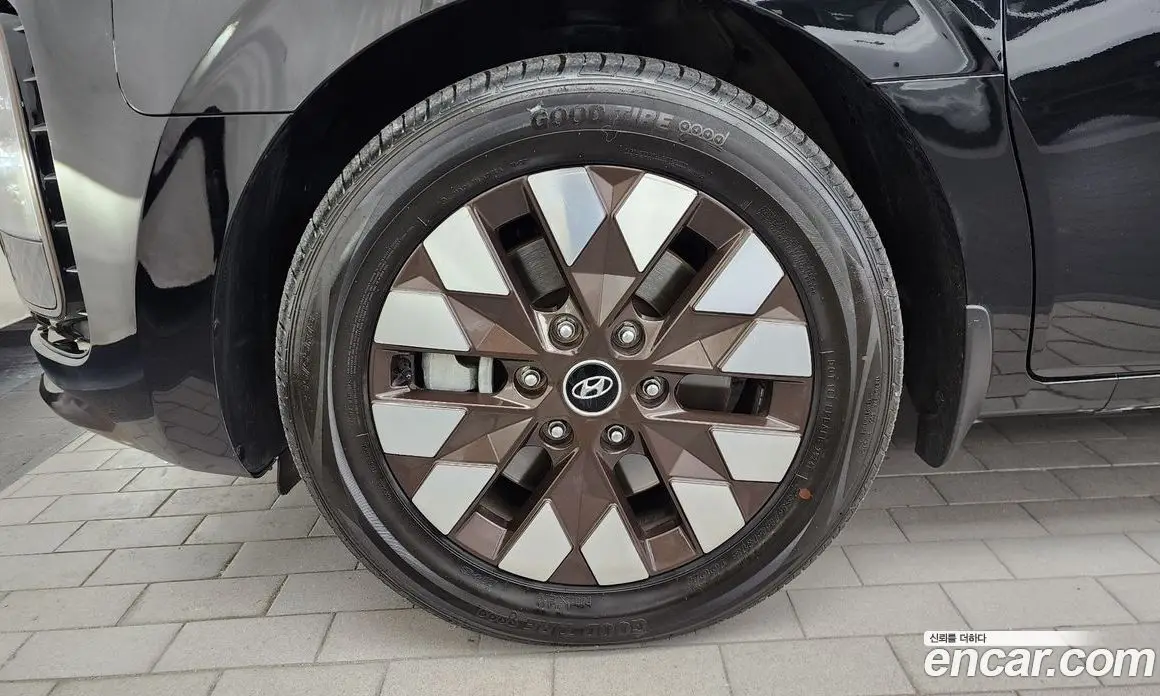 Hyundai Staria 2023 2.2 автомат (гидро), фото 4