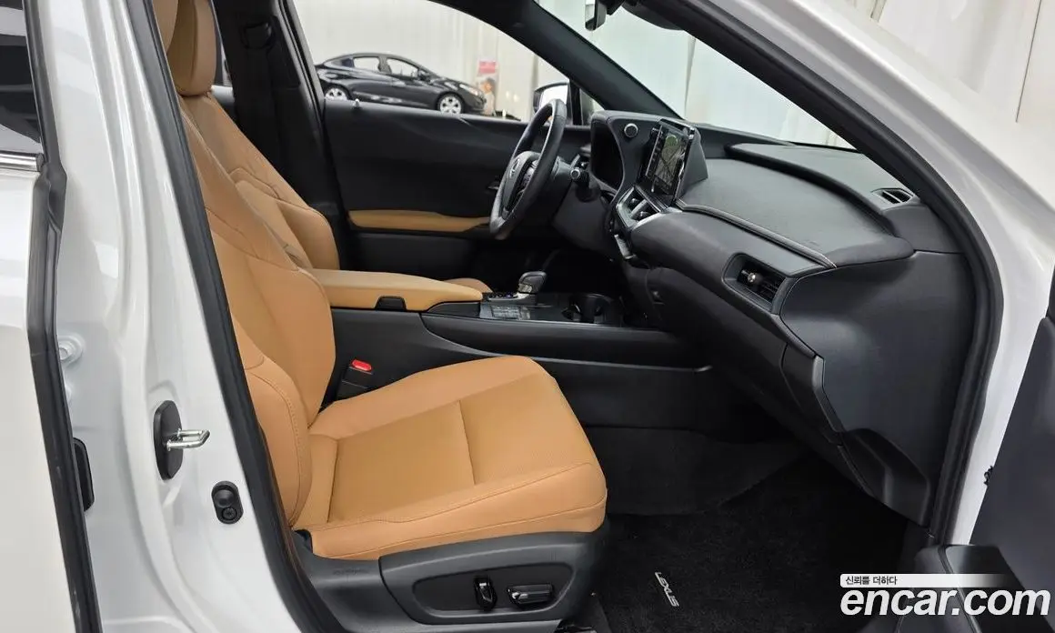 Lexus UX 2024 2.0 автомат (гидро), фото 16 Lexus UX 2024 2.0 автомат (гидро), фото 16