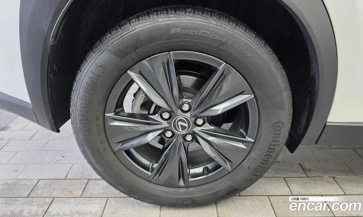Lexus UX 2024 2.0 автомат (гидро), фото 5 Lexus UX 2024 2.0 автомат (гидро), фото 5