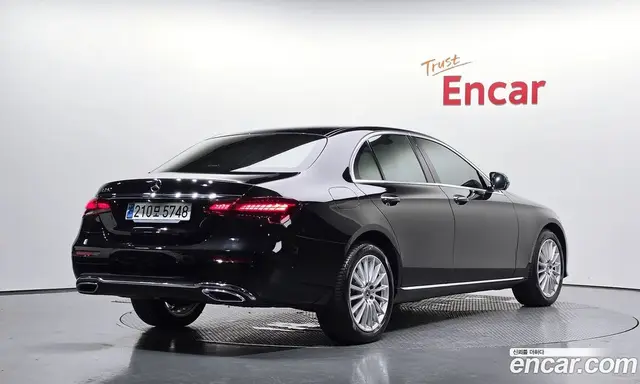 Mercedes-Benz E-Class 2023 2.0 автомат (гидро), миниатюра 1