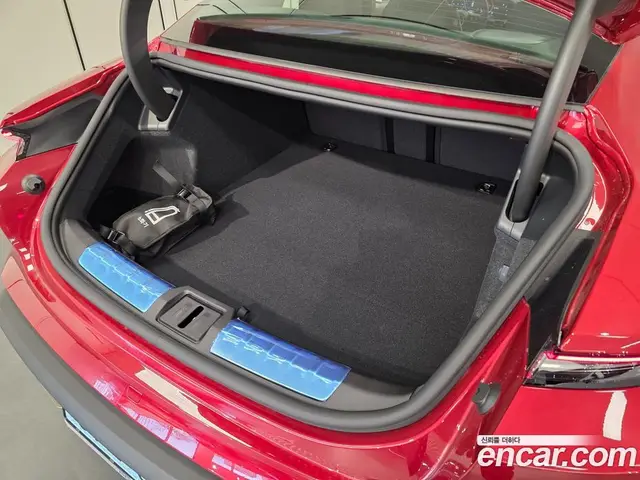 Porsche Taycan 2025 0.1 автомат (гидро), миниатюра 12