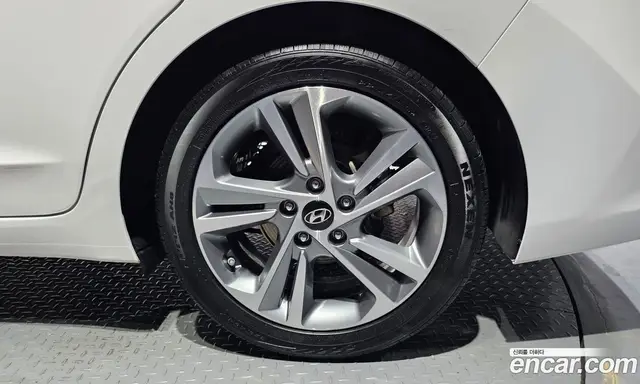 Hyundai Avante 2017 1.6 автомат (гидро), миниатюра 7