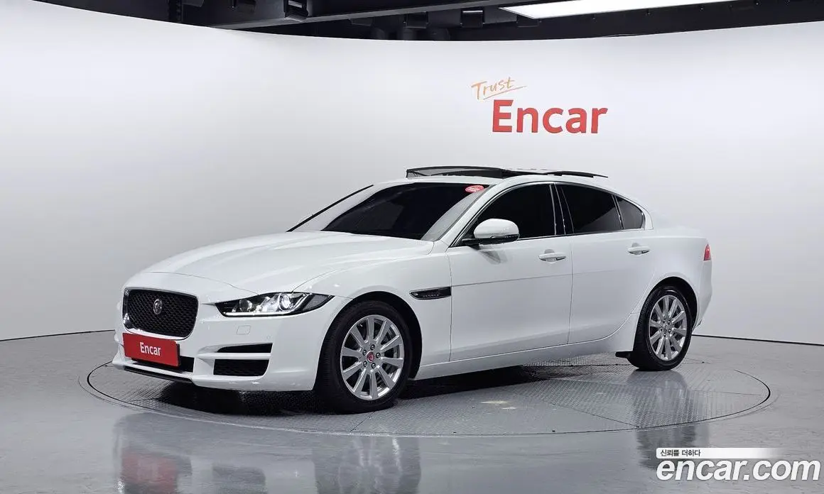 Jaguar XE 2016 2.0 автомат (гидро), фото 1 Jaguar XE 2016 2.0 автомат (гидро), фото 1