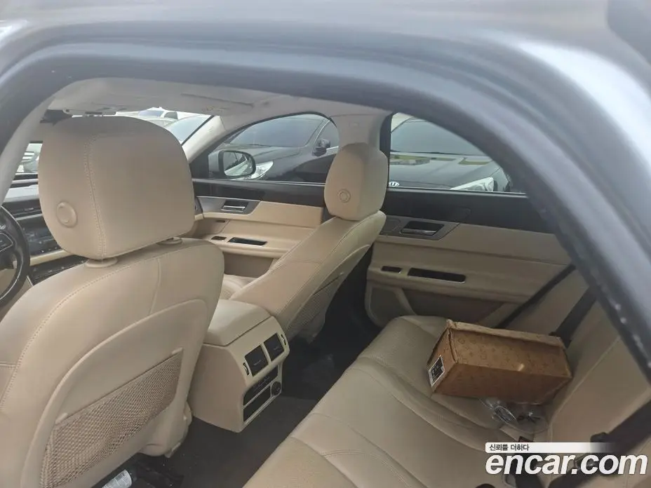 Jaguar XF 2017 2.0 автомат (гидро), фото 10 Jaguar XF 2017 2.0 автомат (гидро), фото 10