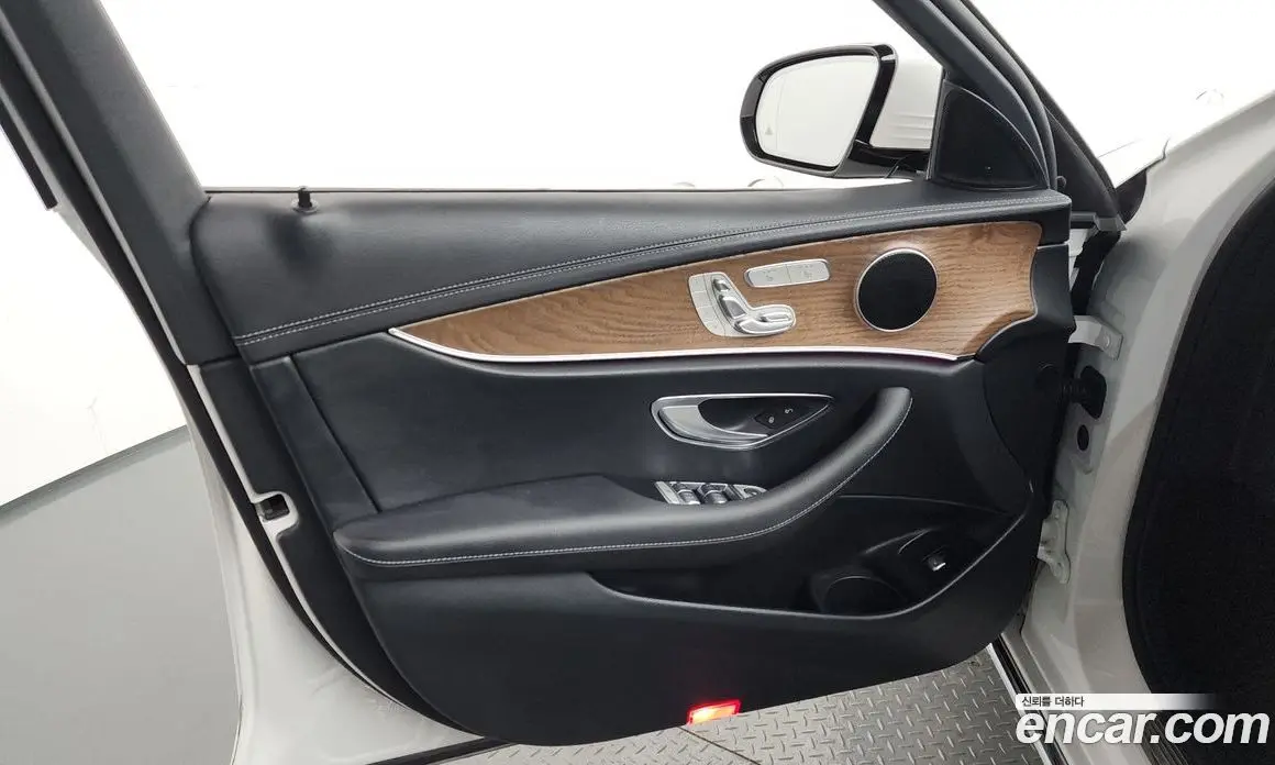 Mercedes-Benz E-Class 2023 2.0 автомат (гидро), фото 14