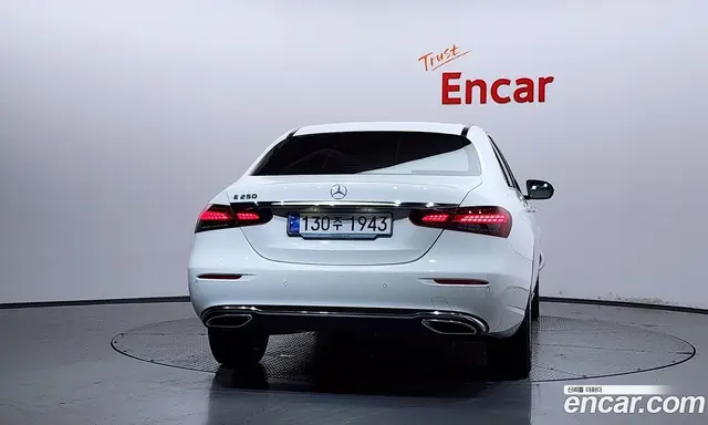 Mercedes-Benz E-Class 2023 2.0 автомат (гидро), миниатюра 4