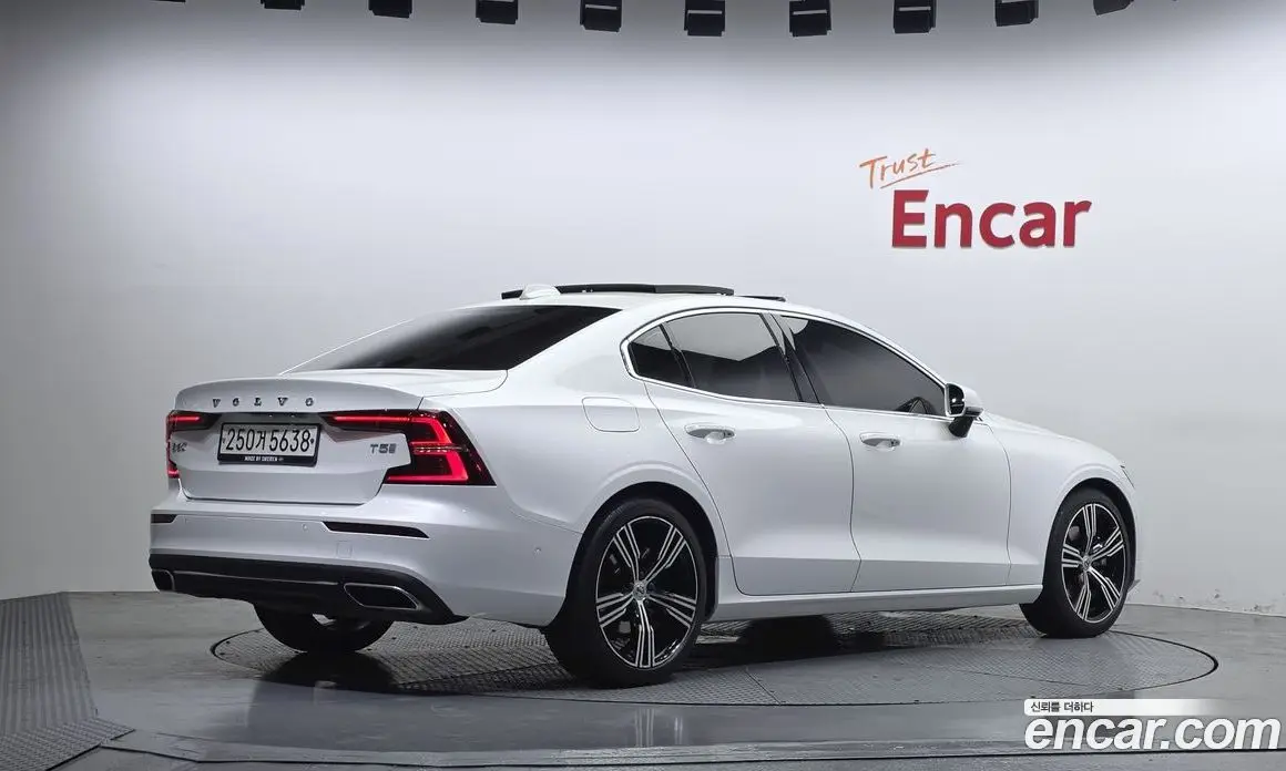 Volvo S60 2019 2.0 автомат (гидро), фото 2 Volvo S60 2019 2.0 автомат (гидро), фото 2