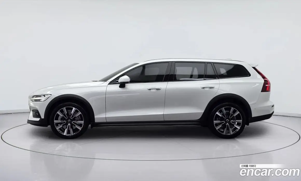 Volvo V60 2023 2.0 автомат (гидро), фото 3 Volvo V60 2023 2.0 автомат (гидро), фото 3