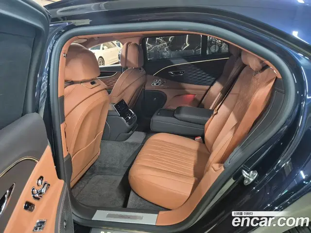 Bentley Flying Spur 2023 4.0 автомат (гидро), миниатюра 9