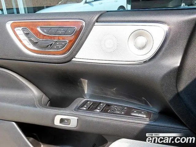 Lincoln Continental 2017 3.0 автомат (гидро), миниатюра 10 Lincoln Continental 2017 3.0 автомат (гидро), миниатюра 10