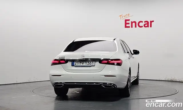 Mercedes-Benz E-Class 2023 2.0 автомат (гидро), миниатюра 4