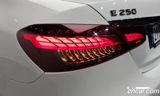 Mercedes-Benz E-Class 2023 2.0 автомат (гидро), миниатюра 9