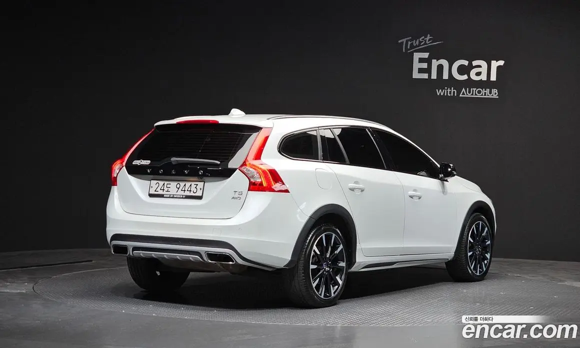 Volvo V60 2015 2.5 автомат (гидро), фото 2 Volvo V60 2015 2.5 автомат (гидро), фото 2