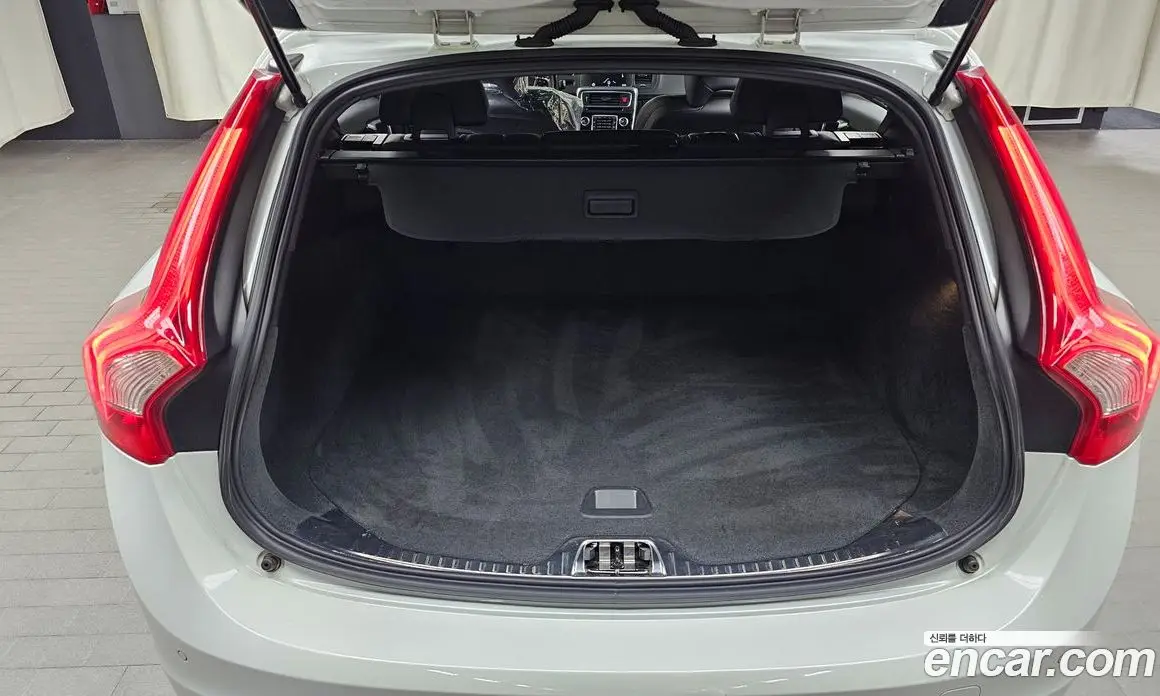 Volvo V60 2015 2.5 автомат (гидро), фото 20 Volvo V60 2015 2.5 автомат (гидро), фото 20