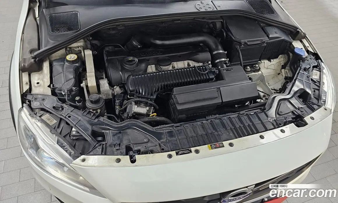 Volvo V60 2015 2.5 автомат (гидро), фото 6 Volvo V60 2015 2.5 автомат (гидро), фото 6