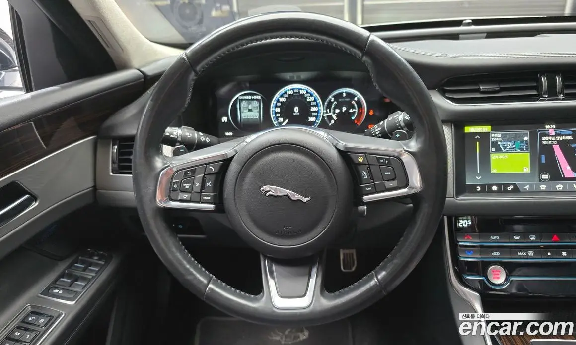 Jaguar XF 2019 2.0 автомат (гидро), фото 13 Jaguar XF 2019 2.0 автомат (гидро), фото 13