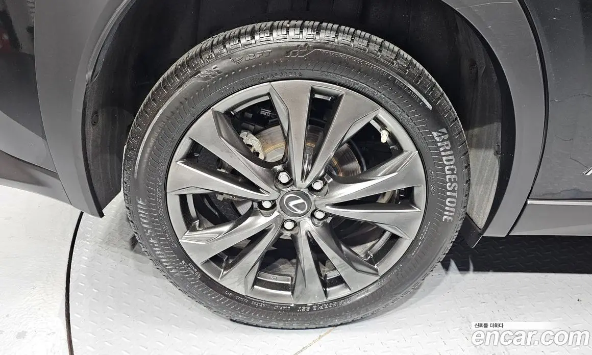 Lexus UX 2021 2.0 автомат (гидро), фото 5 Lexus UX 2021 2.0 автомат (гидро), фото 5