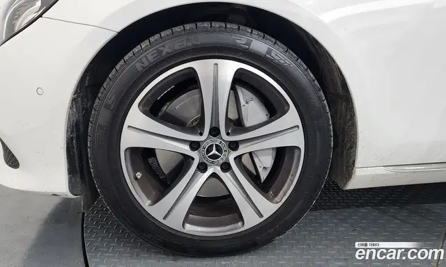 Mercedes-Benz E-Class 2018 2.0 автомат (гидро), миниатюра 4 Mercedes-Benz E-Class 2018 2.0 автомат (гидро), миниатюра 4