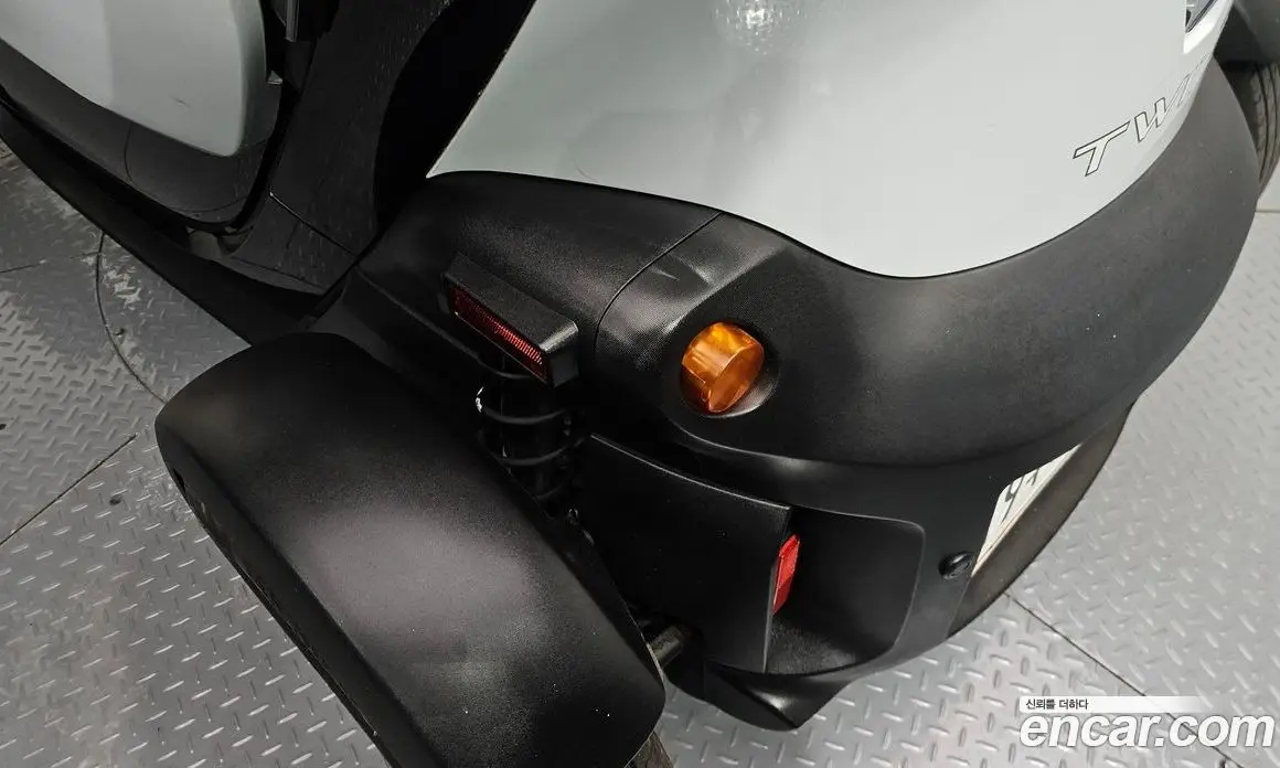 Renault (Samsung) Twizy 2017 0.1 автомат (гидро), фото 17 Renault (Samsung) Twizy 2017 0.1 автомат (гидро), фото 17