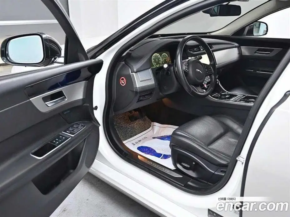 Jaguar XF 2017 2.0 автомат (гидро), фото 11 Jaguar XF 2017 2.0 автомат (гидро), фото 11