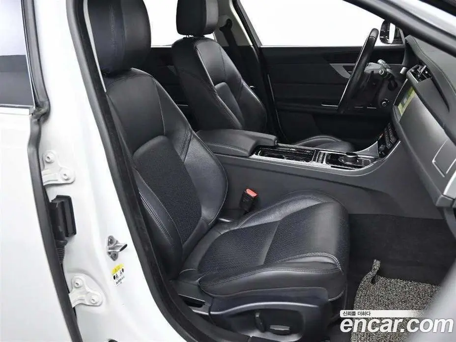 Jaguar XF 2017 2.0 автомат (гидро), фото 10 Jaguar XF 2017 2.0 автомат (гидро), фото 10